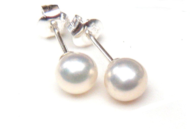 White AAA Round 5.5mm Pearl Earrings